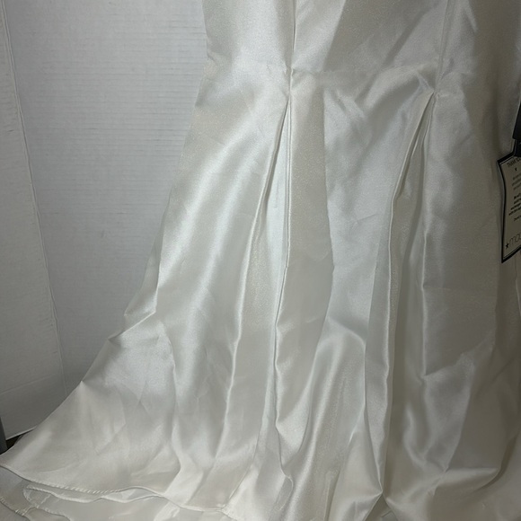 Women's 3D Floral Off-The-Shoulder Mikado Dress - Picture 5 of 10